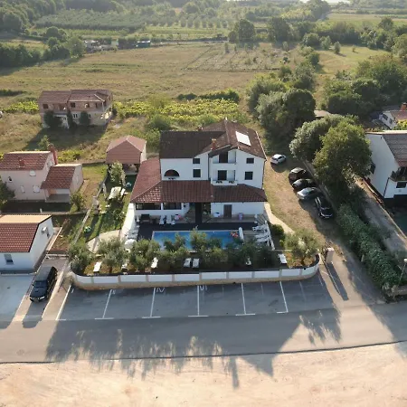 Quaint In With Swimming Pool *