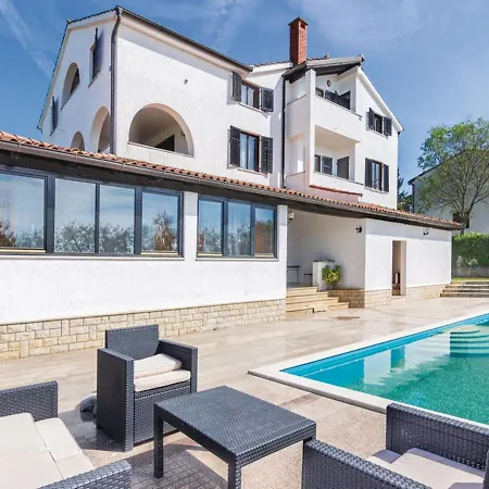 Quaint In With Swimming Pool Apartmán
